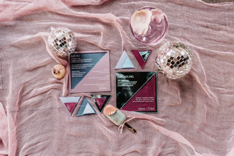 Eine bunte Mottohochzeit deren Fancy Disco Stil in pastelligen und metallischen Candy Colors strahlt