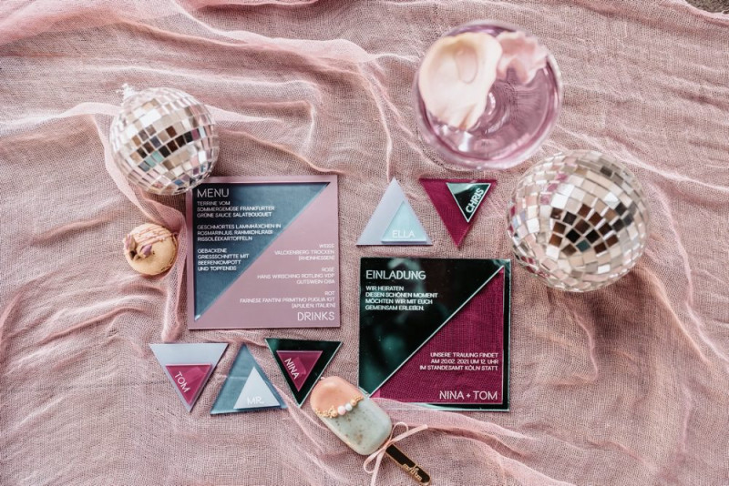 Eine bunte Mottohochzeit deren Fancy Disco Stil in pastelligen und metallischen Candy Colors strahlt Hochzeitspapeterie, Hochzeitseinladung, Kartenshop, Papeterie Hochzeit Disco Thema
