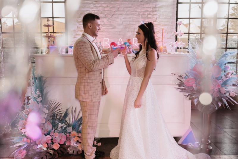 Eine bunte Mottohochzeit deren Fancy Disco Stil in pastelligen und metallischen Candy Colors strahlt