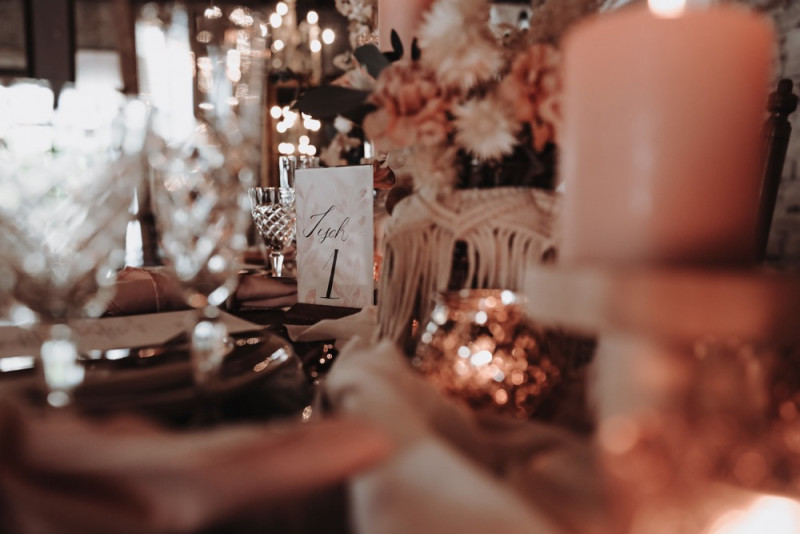 Eine Scheunenhochzeit zum Wohlfühlen mit rustikalem Vintage-Boho Flair in zarten Rosatönen