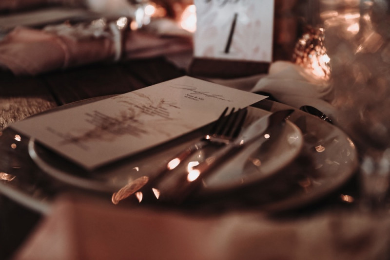 Eine Scheunenhochzeit zum Wohlfühlen mit rustikalem Vintage-Boho Flair in zarten Rosatönen