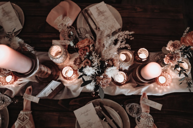 Eine Scheunenhochzeit zum Wohlfühlen mit rustikalem Vintage-Boho Flair in zarten Rosatönen