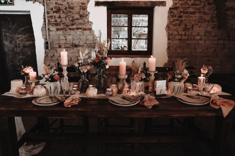 Eine Scheunenhochzeit zum Wohlfühlen mit rustikalem Vintage-Boho Flair in zarten Rosatönen