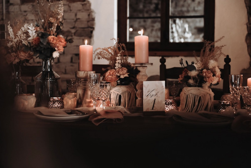 Eine Scheunenhochzeit zum Wohlfühlen mit rustikalem Vintage-Boho Flair in zarten Rosatönen