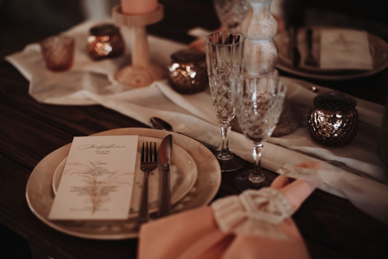 Eine Scheunenhochzeit zum Wohlfühlen mit rustikalem Vintage-Boho Flair in zarten Rosatönen