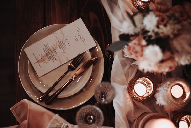 Eine Scheunenhochzeit zum Wohlfühlen mit rustikalem Vintage-Boho Flair in zarten Rosatönen