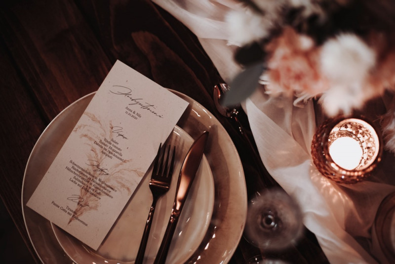 Eine Scheunenhochzeit zum Wohlfühlen mit rustikalem Vintage-Boho Flair in zarten Rosatönen