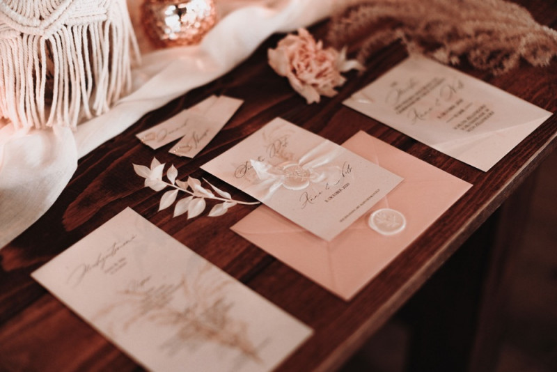 Eine Scheunenhochzeit zum Wohlfühlen mit rustikalem Vintage-Boho Flair in zarten Rosatönen