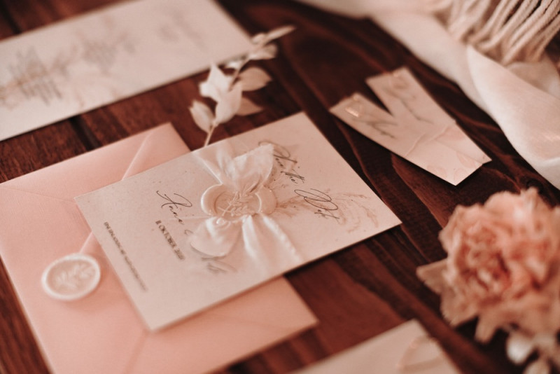 Eine Scheunenhochzeit zum Wohlfühlen mit rustikalem Vintage-Boho Flair in zarten Rosatönen