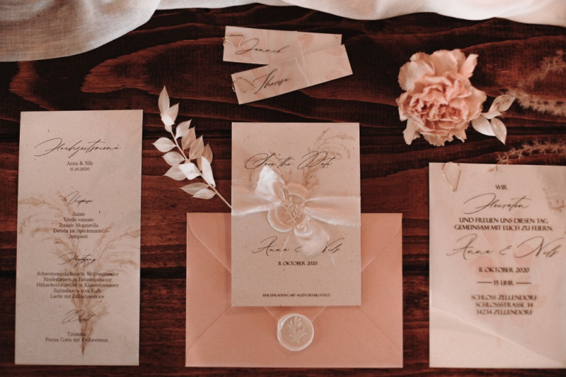 Eine Scheunenhochzeit zum Wohlfühlen mit rustikalem Vintage-Boho Flair in zarten Rosatönen