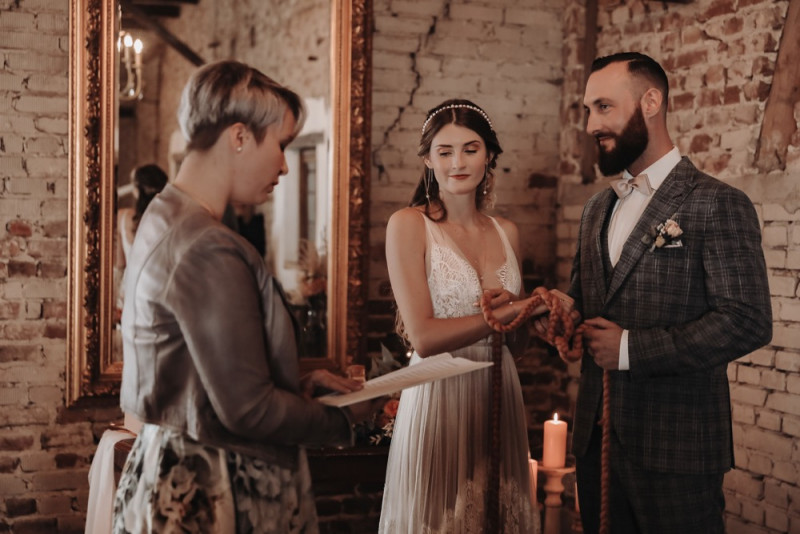 Eine Scheunenhochzeit zum Wohlfühlen mit rustikalem Vintage-Boho Flair in zarten Rosatönen