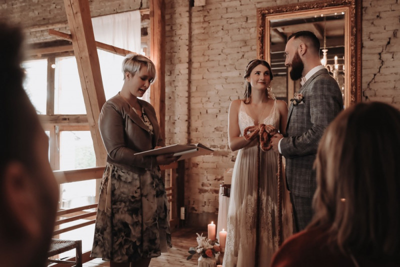 Eine Scheunenhochzeit zum Wohlfühlen mit rustikalem Vintage-Boho Flair in zarten Rosatönen