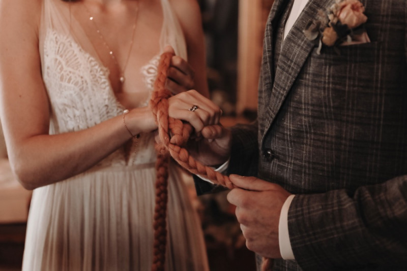 Eine Scheunenhochzeit zum Wohlfühlen mit rustikalem Vintage-Boho Flair in zarten Rosatönen