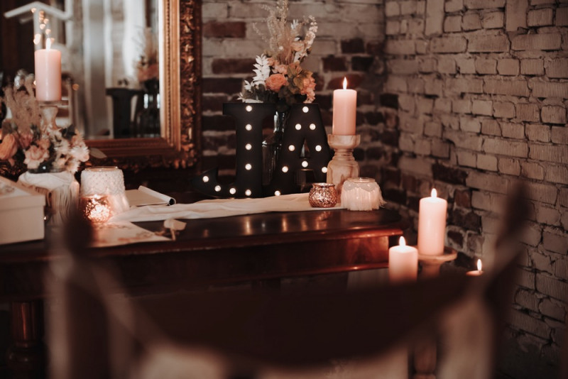 Eine Scheunenhochzeit zum Wohlfühlen mit rustikalem Vintage-Boho Flair in zarten Rosatönen