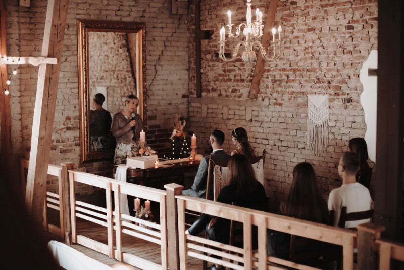 Eine Scheunenhochzeit zum Wohlfühlen mit rustikalem Vintage-Boho Flair in zarten Rosatönen