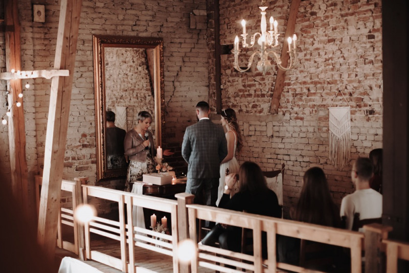 Eine Scheunenhochzeit zum Wohlfühlen mit rustikalem Vintage-Boho Flair in zarten Rosatönen