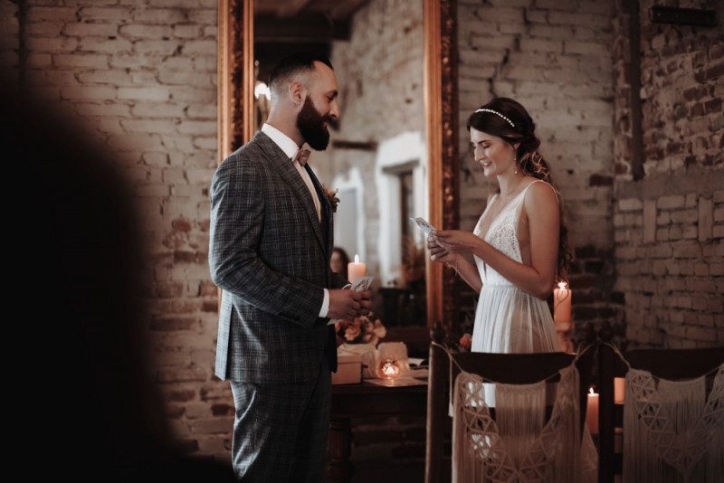 Eine Scheunenhochzeit zum Wohlfühlen mit rustikalem Vintage-Boho Flair in zarten Rosatönen