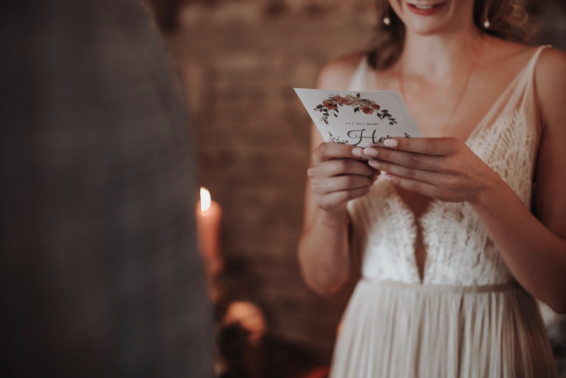 Eine Scheunenhochzeit zum Wohlfühlen mit rustikalem Vintage-Boho Flair in zarten Rosatönen