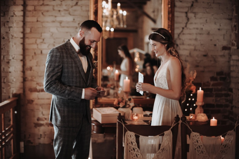 Eine Scheunenhochzeit zum Wohlfühlen mit rustikalem Vintage-Boho Flair in zarten Rosatönen