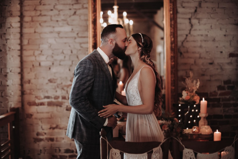 Eine Scheunenhochzeit zum Wohlfühlen mit rustikalem Vintage-Boho Flair in zarten Rosatönen