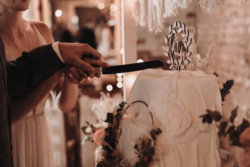 Eine Scheunenhochzeit zum Wohlfühlen mit rustikalem Vintage-Boho Flair in zarten Rosatönen