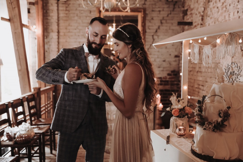 Eine Scheunenhochzeit zum Wohlfühlen mit rustikalem Vintage-Boho Flair in zarten Rosatönen