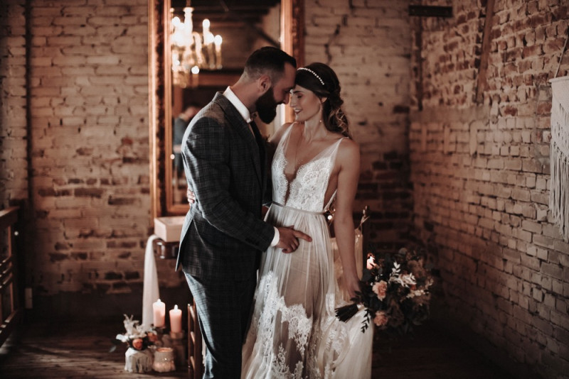 Eine Scheunenhochzeit zum Wohlfühlen mit rustikalem Vintage-Boho Flair in zarten Rosatönen