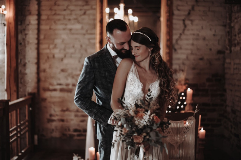 Eine Scheunenhochzeit zum Wohlfühlen mit rustikalem Vintage-Boho Flair in zarten Rosatönen