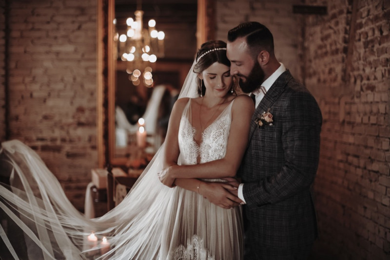 Eine Scheunenhochzeit zum Wohlfühlen mit rustikalem Vintage-Boho Flair in zarten Rosatönen