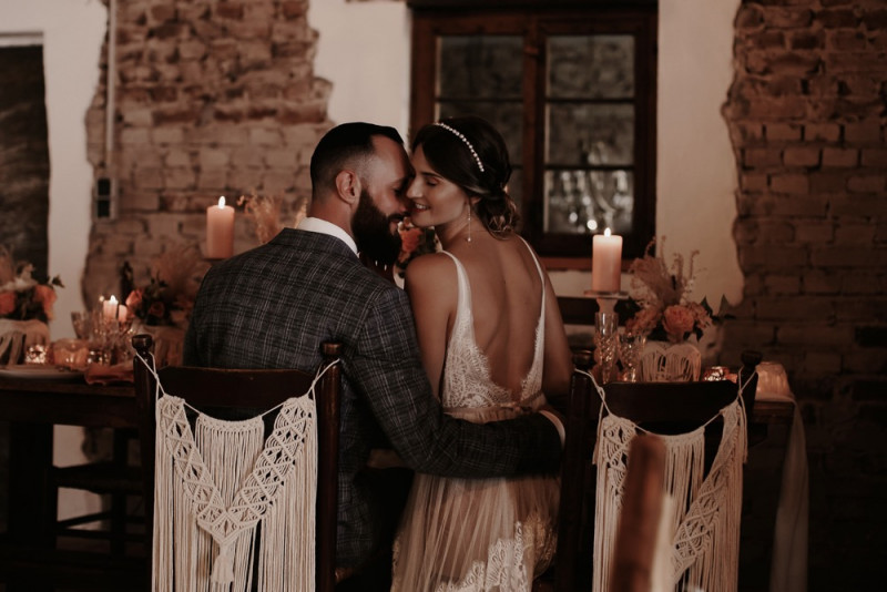 Eine Scheunenhochzeit zum Wohlfühlen mit rustikalem Vintage-Boho Flair in zarten Rosatönen