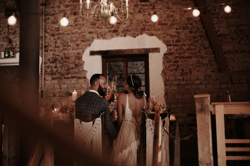 Eine Scheunenhochzeit zum Wohlfühlen mit rustikalem Vintage-Boho Flair in zarten Rosatönen