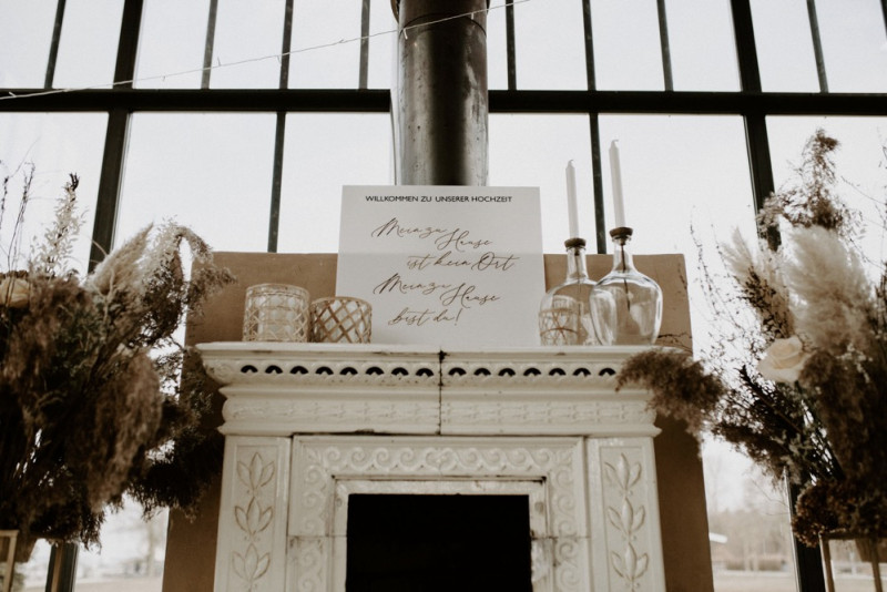 Eine edel-rustikale Bohohochzeit im Sallers Badehaus am Chiemsee im eleganten Landhaus Chic Hochzeitsschild, Hochzeitsdekoration