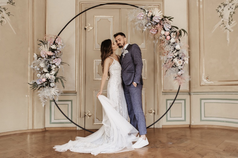 Moderne Frühlingshochzeit in Pastelltönen mit Pfirsich, Hellblau, Flieder kombiniert zu klassischem Weiß und edlem Schwarz