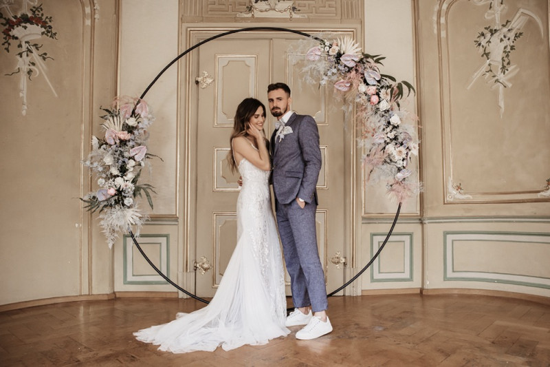 Moderne Frühlingshochzeit in Pastelltönen mit Pfirsich, Hellblau, Flieder kombiniert zu klassischem Weiß und edlem Schwarz