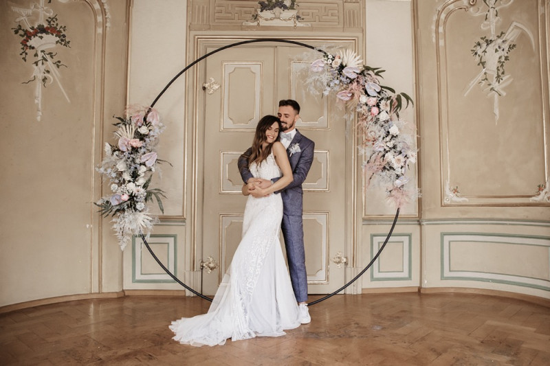 Moderne Frühlingshochzeit in Pastelltönen mit Pfirsich, Hellblau, Flieder kombiniert zu klassischem Weiß und edlem Schwarz