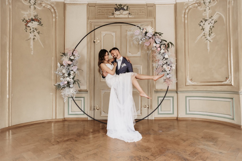 Moderne Frühlingshochzeit in Pastelltönen mit Pfirsich, Hellblau, Flieder kombiniert zu klassischem Weiß und edlem Schwarz