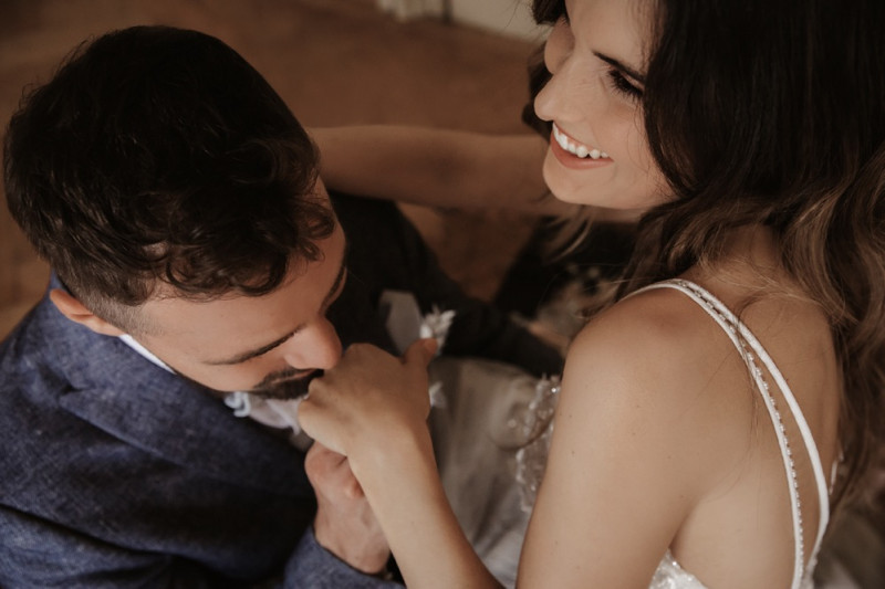 Moderne Frühlingshochzeit in Pastelltönen mit Pfirsich, Hellblau, Flieder kombiniert zu klassischem Weiß und edlem Schwarz