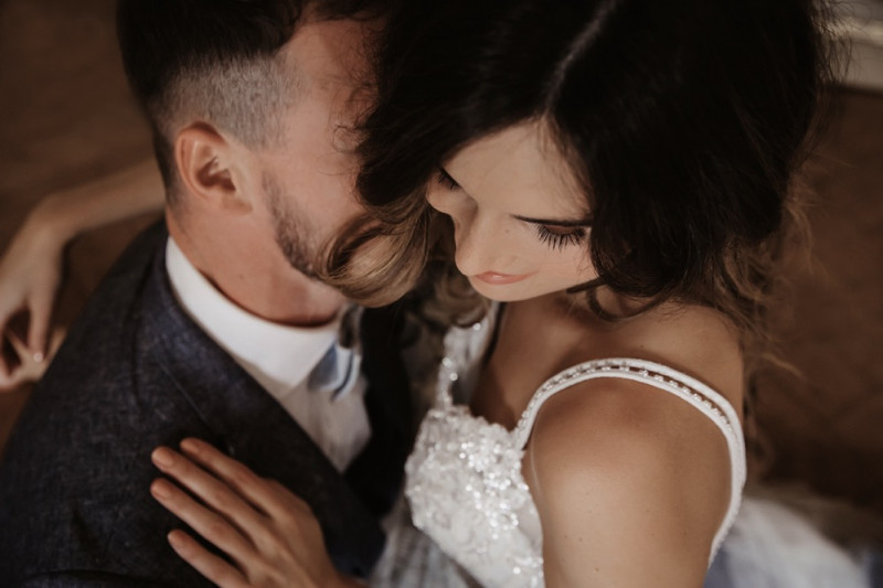 Moderne Frühlingshochzeit in Pastelltönen mit Pfirsich, Hellblau, Flieder kombiniert zu klassischem Weiß und edlem Schwarz