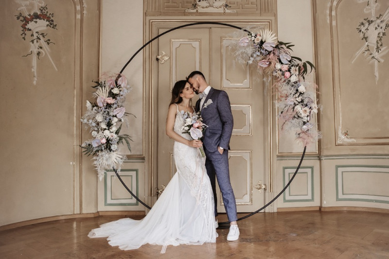 Moderne Frühlingshochzeit in Pastelltönen mit Pfirsich, Hellblau, Flieder kombiniert zu klassischem Weiß und edlem Schwarz