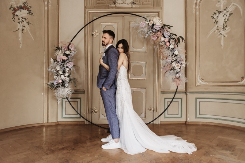 Moderne Frühlingshochzeit in Pastelltönen mit Pfirsich, Hellblau, Flieder kombiniert zu klassischem Weiß und edlem Schwarz