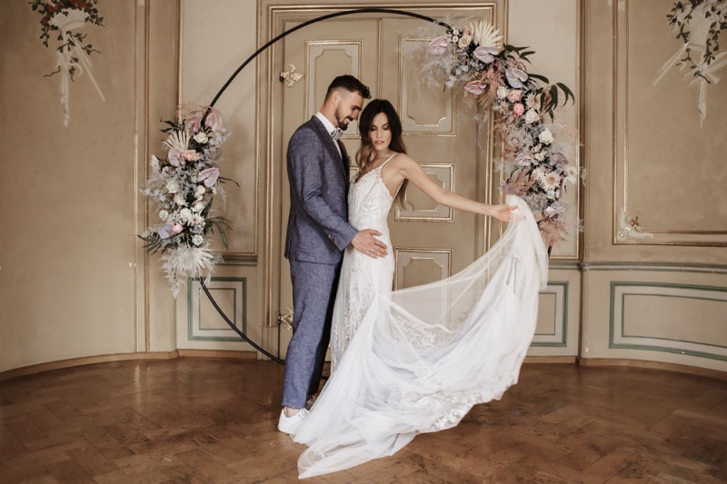 Moderne Frühlingshochzeit in Pastelltönen mit Pfirsich, Hellblau, Flieder kombiniert zu klassischem Weiß und edlem Schwarz