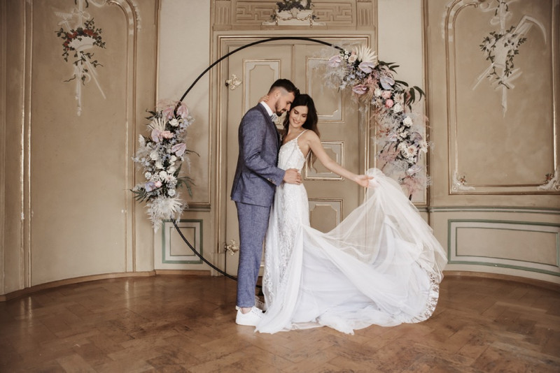 Moderne Frühlingshochzeit in Pastelltönen mit Pfirsich, Hellblau, Flieder kombiniert zu klassischem Weiß und edlem Schwarz