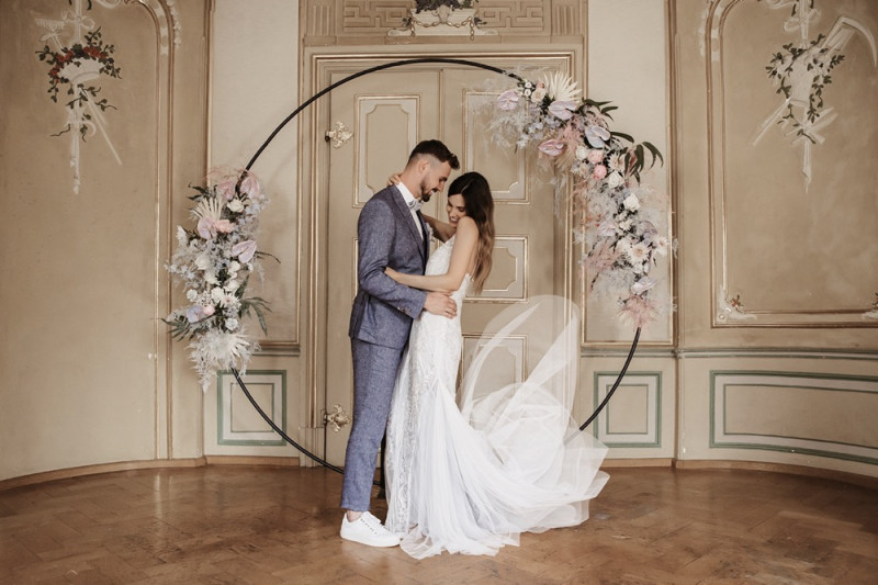 Moderne Frühlingshochzeit in Pastelltönen mit Pfirsich, Hellblau, Flieder kombiniert zu klassischem Weiß und edlem Schwarz