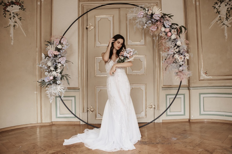 Moderne Frühlingshochzeit in Pastelltönen mit Pfirsich, Hellblau, Flieder kombiniert zu klassischem Weiß und edlem Schwarz Runder Traubogen, Traubogen Schwarz, Freie Trauung