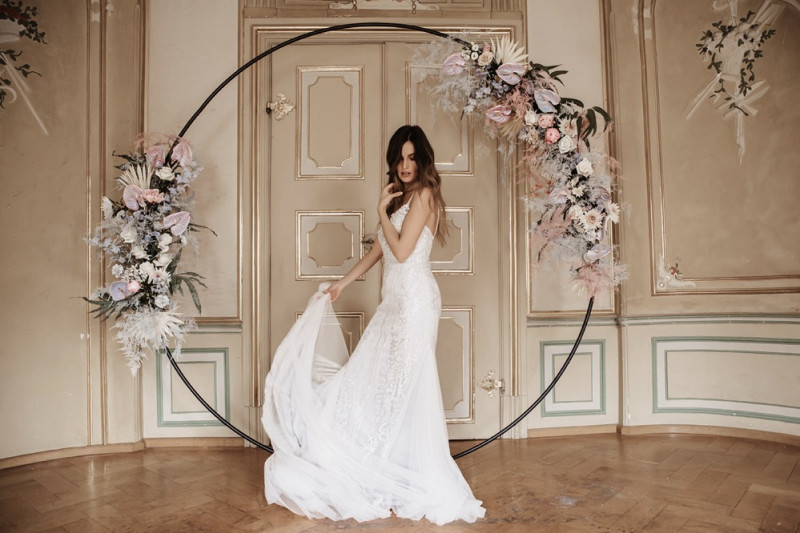 Moderne Frühlingshochzeit in Pastelltönen mit Pfirsich, Hellblau, Flieder kombiniert zu klassischem Weiß und edlem Schwarz