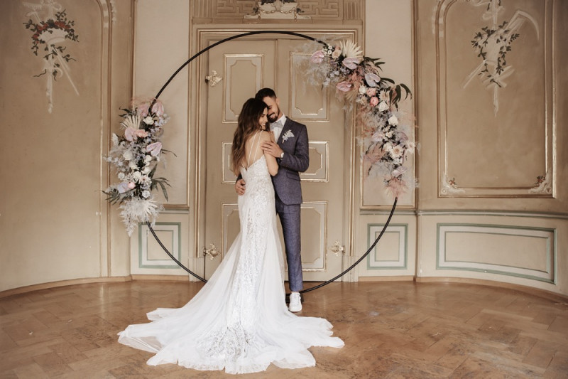 Moderne Frühlingshochzeit in Pastelltönen mit Pfirsich, Hellblau, Flieder kombiniert zu klassischem Weiß und edlem Schwarz