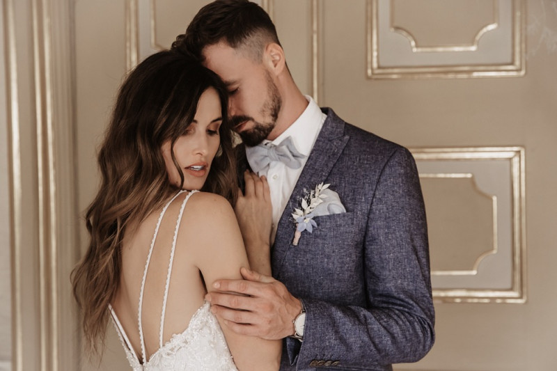 Moderne Frühlingshochzeit in Pastelltönen mit Pfirsich, Hellblau, Flieder kombiniert zu klassischem Weiß und edlem Schwarz