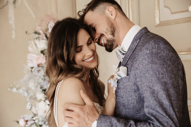 Moderne Frühlingshochzeit in Pastelltönen mit Pfirsich, Hellblau, Flieder kombiniert zu klassischem Weiß und edlem Schwarz