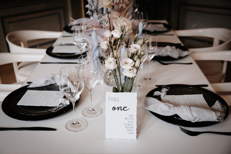 Moderne Frühlingshochzeit in Pastelltönen mit Pfirsich, Hellblau, Flieder kombiniert zu klassischem Weiß und edlem Schwarz