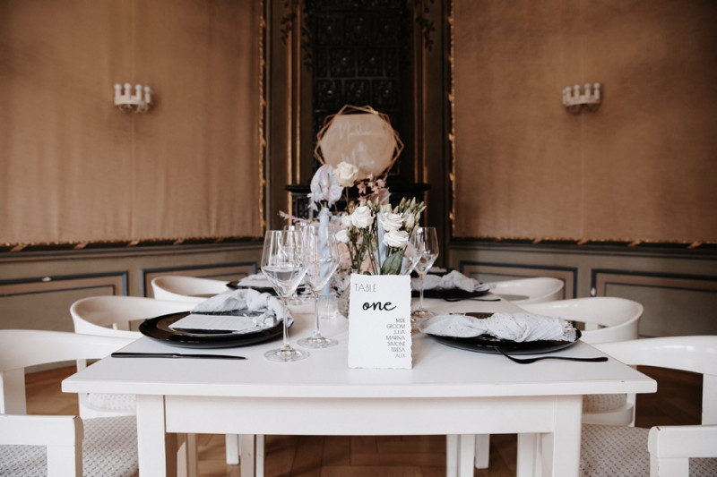 Moderne Frühlingshochzeit in Pastelltönen mit Pfirsich, Hellblau, Flieder kombiniert zu klassischem Weiß und edlem Schwarz